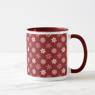 Flocos de neve na caneca vermelha do feriado