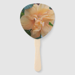 Flor de hibisco laranja em um leque manual