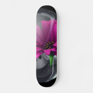 Flor em um skate do vaso
