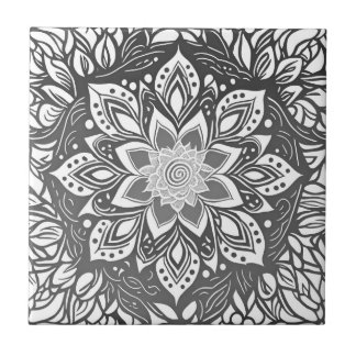 Flor Mandala em preto e branco