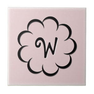 Flor Preta Monogramada em Rosa Pó Leve