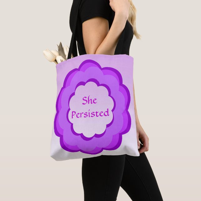 Flor rosa e roxa Ela Persiste Tote Bag (Close Up)