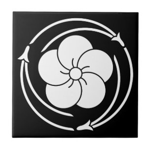 Flor torcido de ameixa no anel de agulhas de pinhe