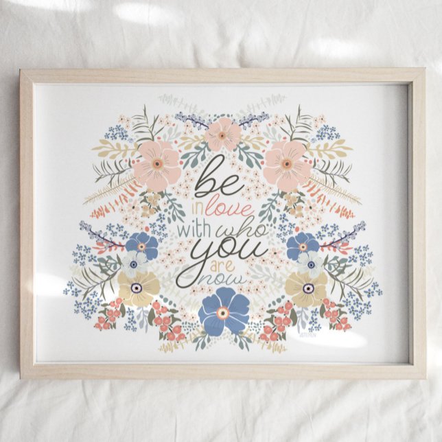 Floral Quote Art Impressão (Floral Quote Art Print "Be In Love With Who You Are Now" from Studio Posies.)