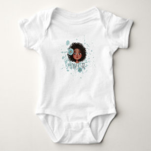 Flores azuis, camiseta branca esplexa azul