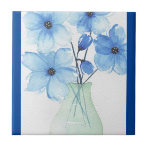 Flores azuis em placas de nota de vaso