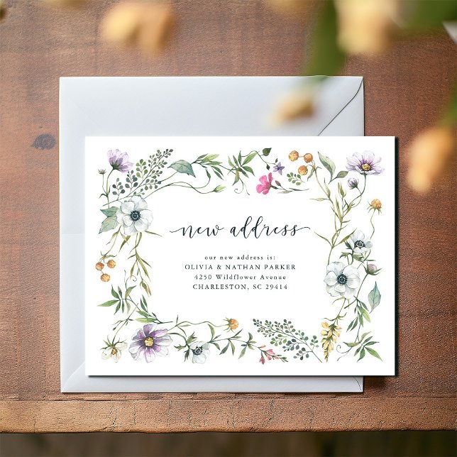 Flores Botânicas | Anúncio de mudança (A trendy and elegant wildflower design decorates these new address announcement postcards)