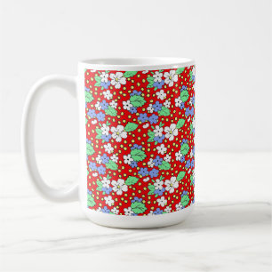 Flores brancas e azuis em caneca de café vermelha