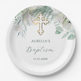 Flores brancas e pratos de batismo verde