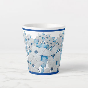 Flores de Dogwood em uma pequena caneca latta