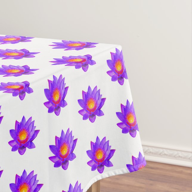 Flores de Lótus Violeta em Toalha de Mesa Branca (Posição Original)