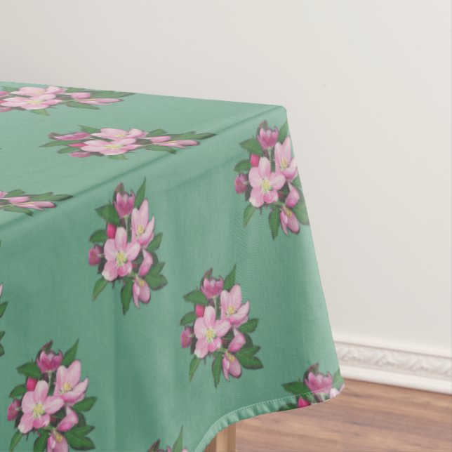 Flores de Maçã Pastel sobre Toalha de Mesa Verde (Posição Original)