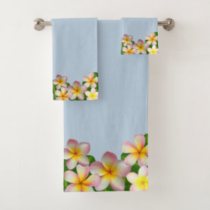 Flores de Plumeria em conjunto de toalhas de banho