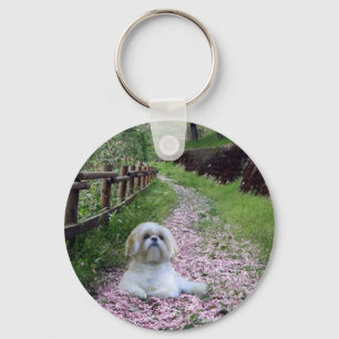 Flores do roxo do chaveiro de Shih Tzu