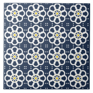 Flores, marinho azul, branco, acentos amarelos, po