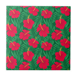 Flores Red Hibiscus em Folhas Tropicais Verdes