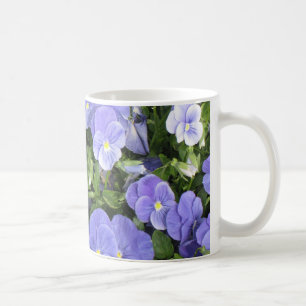 Flores roxas bonitas em uma caneca de café