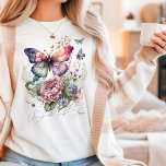 Flores Selvagens Florais De Borboletas Selvagens S<br><div class="desc">Flores Selvagens Florais E Selvagens Florais De Borboletas Selvagens Selvagens Selvagens Selvagens Selvagens Tshirt Fashion Top apresenta uma ilustração colorida das borboletas e flores com o texto "Selvagem e livre" na tipografia moderna da escrita. Presente perfeito para ela no aniversário, Natal, Dia de as mães e muito mais. Projetado pelo...</div>