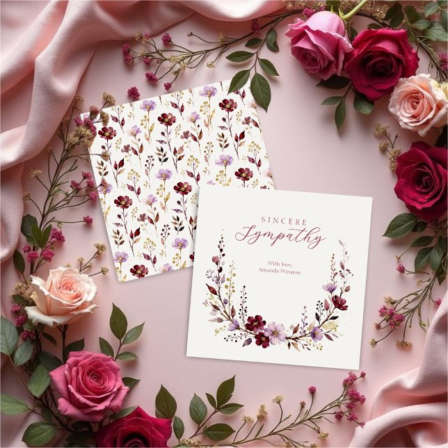 Flores Silvestres e Ramos Burgundy Refined Sympath (Refined Burgundy Tones Wildflowers & Branches Sympathy Card Design.)