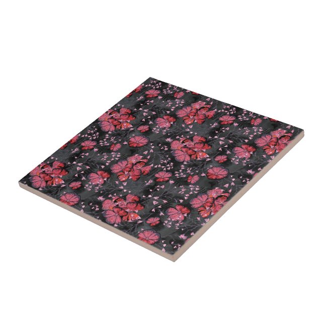 Flores vermelhas em uma cinza preta. (Lateral)
