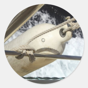 Flutuador em um barco em etiquetas do mar