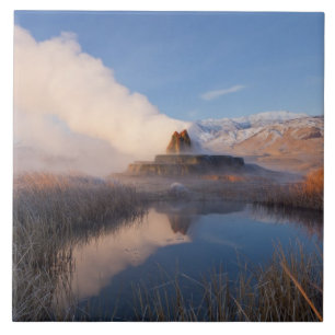 Fly Geyser com Granite Range de cumes nevados