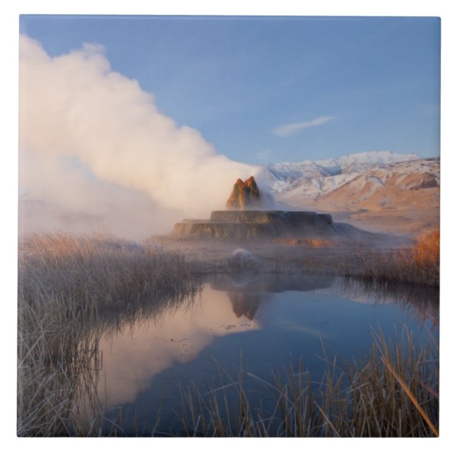 Fly Geyser com Granite Range de cumes nevados (Frente)