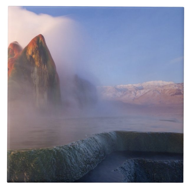 Fly Geyser com Granite Range de cumes nevados (Frente)
