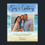 Flyer Budget Beach Seas e Saudações Foto da Família<br><div class="desc">Budget Beach Seas and Greeting Family Photo Christmas Card Flyer - Nosso folheto de cartão de Natal de praia apresenta sua linda foto, uma tipografia moderna de roteiro que lê "Seas & Saudações" em uma linda cena de praia em aquarela. Saudações editáveis diz " DESEJANDO AQUECIMENTO E JOY ESTA SEASON...</div>