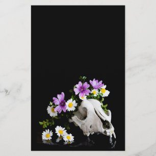 Flyer Crânio animal com uma grinalda da flor selvagem