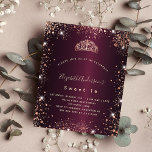Flyer Doce 16 Burgundy rosa tiara convite orçamental<br><div class="desc">Por favor, note que este convite está no papel de folheto e é muito fino. Os envelopes não estão incluídos. Para convites mais espessos (mesmo design) visite nossa loja. Para um doce elegante 16, 16 anos. Uma cor de fundo metálica de aparência falsa e burguenta. Decorado com rosa dourado falso...</div>