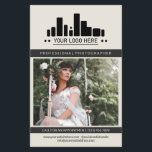 Flyer Fotografo de carvão branco preumado Grande Foto<br><div class="desc">Folheto de marketing esbranquiçado para um fotógrafo profissional personalizado com uma grande foto, logotipo, informações de contato de um lado e texto personalizado, mais fotos e foto de perfil em um charmoso design branco e preto. Folheto de fotografia profissional feminina e gráfica em um design limpo com um sotaque preto...</div>