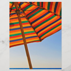 Flyer Guarda-chuva Colorido na Praia em um Dia Ensolarad