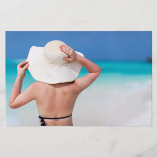 Flyer Jovem mulher na praia