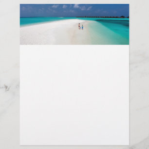 Flyer Mãe e filho na praia tropical