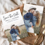 Flyer Minimalista de Orçamento Salvar a Data Foto Manusc<br><div class="desc">Foto de Script Manuscrito Moderno e Elegante do Orçamento Salve a Ficha de Casamento de Data. O cartão de convite para salvar data inclui uma tipografia de chic e na moda com um design simples e minimalista sobre fundo branco ao qual você pode adicionar sua fotografia personalizada de noivado.</div>