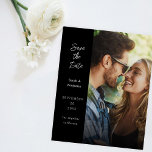 Flyer Orçamento Foto e Lado Moderno Salvar Data - Preto<br><div class="desc">******* O PAPEL MATTE É FINO. ATUALIZE UM PAPEL MAIS ESPESSURDO. NENHUM ENVELOPES INCLUÍDO. PARA CARTÕES, CARTÕES MAIS ESPESSURAS, VERIFIQUE O LINK ABAIXO. CARTÃO, CARTÕES ESPESSURAS TÊM UMA OPÇÃO PARA ENVELOPES OU INCLUI-OS******* Sem envelopes, versão do folheto de papel. Economize dinheiro em convites formais com este convite em papel. Prepare...</div>