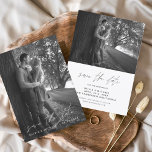 Flyer Orçamento Salva a Data Manuscrita Foto Foto de Cas<br><div class="desc">Casamento de Orçamento Salve os Cartões de Data que têm uma foto na frente e atrás. Os Cartões salve a data de outono manuscrito, outono, verão, Primavera de inverno contêm uma tipografia cursiva moderna, escrita à mão, que é elegante, simples e moderna de usar depois de você celebrar o dia...</div>