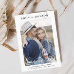 Flyer Script Elegante de Orçamento Salvar a Foto da Data<br><div class="desc">Retrato de Script Manuscrito Moderno e Elegante Vertical Foto do Orçamento Salve o Cartão de Casamento de Data. O cartão de convite para salvar data inclui uma tipografia de chic e na moda com um design simples e minimalista sobre fundo branco ao qual você pode adicionar sua fotografia personalizada de...</div>