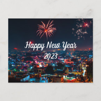 Fogos de artifício do feliz ano novo no cartão pos