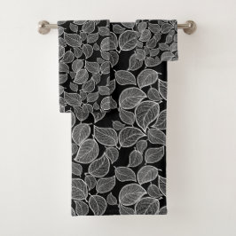 Folhas brancas na toalha preta