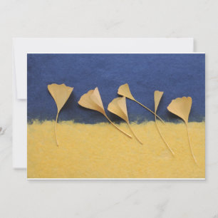 folhas da nogueira-do-Japão no convite do papel