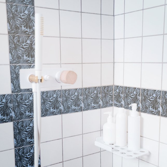 Folhas da selva azul de Cinzas escuras tropicais (Pattern of decorative tiles in a shower cubicle)