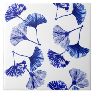 Folhas de gingko azuis e brancas