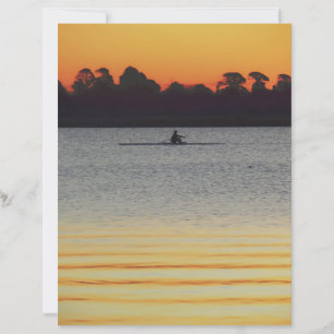 Folhas de papel calmas do lago Wendouree antes do