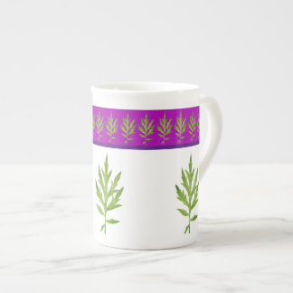 Folhas Silvestres em uma Caneca de Porcelana