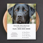 Folheto Branco Personalizado Da Pet Pet Do Cachorr<br><div class="desc">Um folheto branco elegante e minimalista com uma foto personalizável de um labrador preto giro,  perfeito para o andador de cães e compositor de animais,  Canine Behavior Educator,  groomer. Você pode substituir a foto pelo seu próprio logotipo! No fundo há um padrão de pata de cachorro!</div>