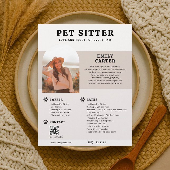Folheto de Código QR Marrom de Foto da Pet Sitter (Criador carregado)