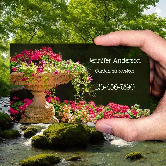 Fonte da Cartão de visita de jardinagem das flores (Business card showing a classic Italian vase overflowing with blossoming colorful flowers - gardener)