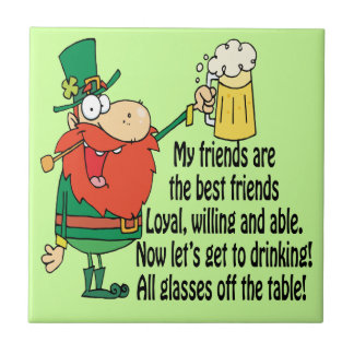 Fora dos amigos do Leprechaun da mesa